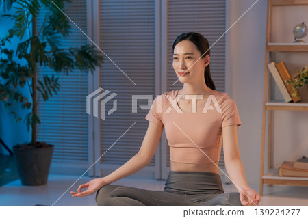 Women who meditate 139224277