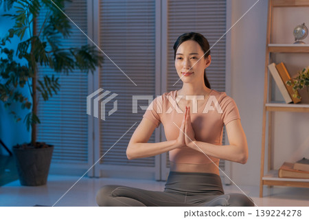 冥想的女人 139224278