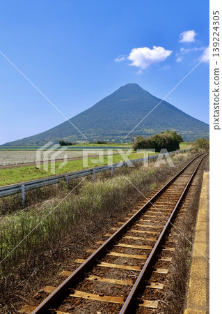 Nishi-Ōyama Station platform and Mt. Kaimon (Ibusuki City, Kagoshima Prefecture) Nishi-Ōyama Station platform and Mt. Kaimon (Ibusuki City, Kagoshima Prefecture) 139224305