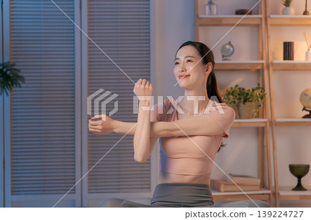 A woman who plays yoga in the room 139224727