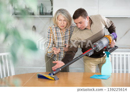 Son teaching mother Son teaching mother 139225614
