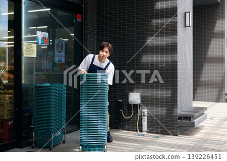 店員正在整理購物籃 店員正在整理購物籃 139226451