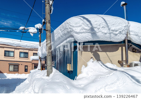冰雪之國的日常生活：屋頂上掛著巨大的冰柱。 139226467
