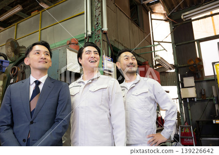 In the factory, businessmen and workers look up at the future with smiling profiles, the trust between them and the three-person team, credit union sales representatives and chambers of commerce. In the factory, businessmen and workers look up at the future with smiling profiles, the trust between them and the three-person team, credit union sales representatives and chambers of commerce. 139226642