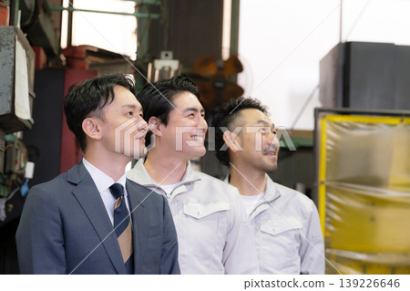 在工廠裡,商人和工人面帶微笑地抬頭展望未來,他們與三人團隊、信用社銷售代表和商會之間建立了信任。 在工廠裡,商人和工人面帶微笑地抬頭展望未來,他們與三人團隊、信用社銷售代表和商會之間建立了信任。 139226646