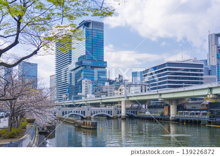 Suishobashi Bridge and cherry blossoms in full bloom in Nakanoshima, Osaka Suishobashi Bridge and cherry blossoms in full bloom in Nakanoshima, Osaka 139226872
