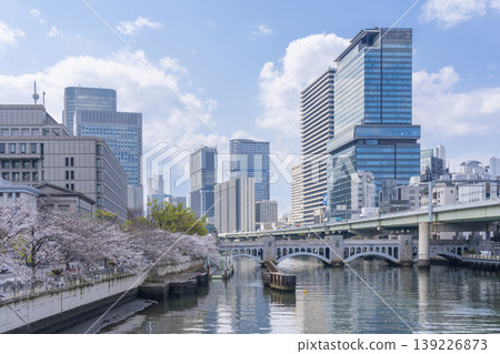 Suishobashi Bridge and cherry blossoms in full bloom in Nakanoshima, Osaka Suishobashi Bridge and cherry blossoms in full bloom in Nakanoshima, Osaka 139226873