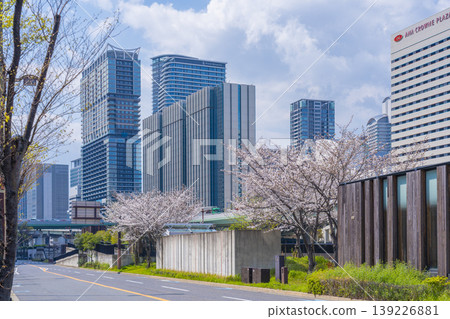 Scenery near Keihan Oebashi Station in Nakanoshima and cherry blossoms in full bloom. Scenery near Keihan Oebashi Station in Nakanoshima and cherry blossoms in full bloom. 139226881