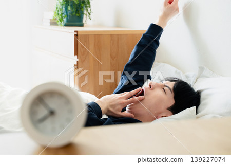 一個年輕人睡過頭了 一個年輕人睡過頭了 139227074