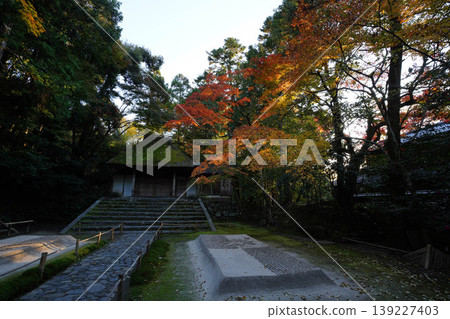 秋季黃昏時分,法然院的景色。 秋季黃昏時分,法然院的景色。 139227403