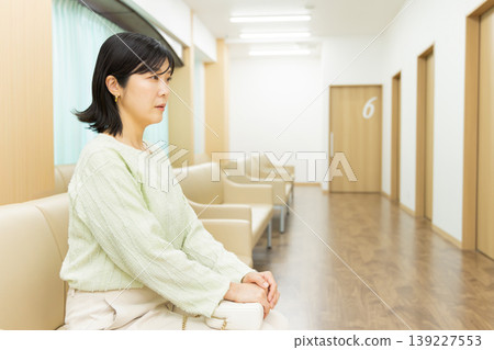 一位女士在醫院候診室等待醫生預約時的側臉——醫院候診室場景。 一位女士在醫院候診室等待醫生預約時的側臉——醫院候診室場景。 139227553
