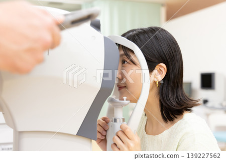 一位女士正在眼科醫生診所接受眼科檢查。 一位女士正在眼科醫生診所接受眼科檢查。 139227562
