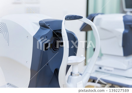 眼科檢查設備特寫(視力測試設備和眼科護理設備) 眼科檢查設備特寫(視力測試設備和眼科護理設備) 139227589