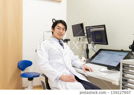 A doctor and digital diagnostic environment at an ophthalmology clinic (the monitor is a test screen). A doctor and digital diagnostic environment at an ophthalmology clinic (the monitor is a test screen). 139227607