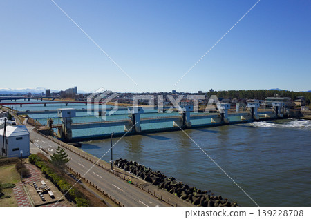 The Sekiya Diversion Channel in Niigata Prefecture protects Niigata Port from sediment carried in by the Shinano River. The Sekiya Diversion Channel in Niigata Prefecture protects Niigata Port from sediment carried in by the Shinano River. 139228708