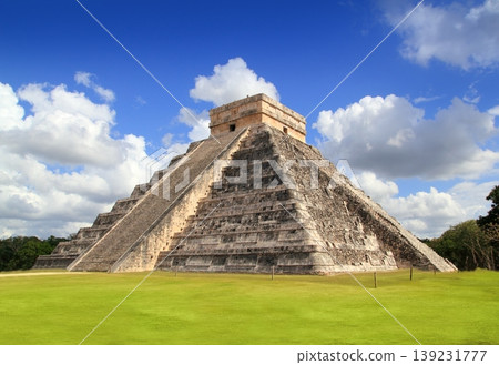 Ancient Chichen Itza Mayan pyramid temple Mexico Ancient Chichen Itza Mayan pyramid temple Mexico 139231777