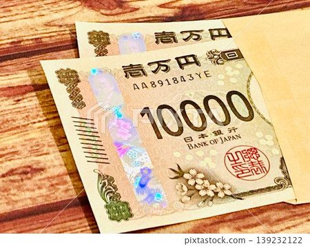 A brown envelope containing 20,000 yen bills, a reward, and tuition fees. A brown envelope containing 20,000 yen bills, a reward, and tuition fees. 139232122