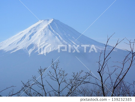 從河口湖町的御坂峠眺望藍天和富士山。 從河口湖町的御坂峠眺望藍天和富士山。 139232385