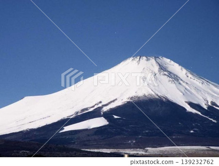 山梨縣山中湖村:湛藍的天空和富士山。 山梨縣山中湖村:湛藍的天空和富士山。 139232762