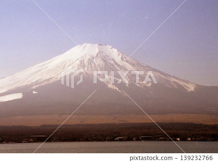 清晨,富士山位於山梨縣山中湖畔。 清晨,富士山位於山梨縣山中湖畔。 139232766