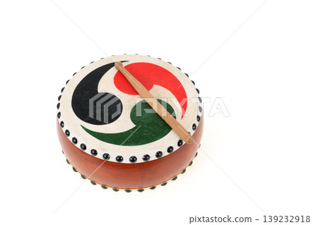 An old toy drum made of genuine leather. 139232918
