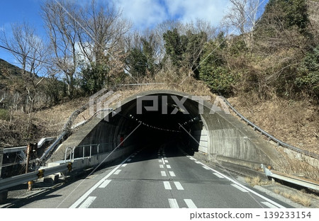 進入高速公路隧道的車道景象。 進入高速公路隧道的車道景象。 139233154