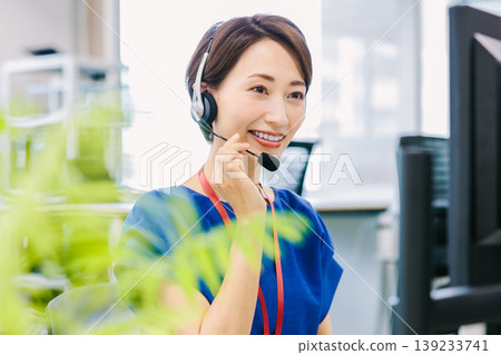 呼叫中心接聽電話的女接線生 呼叫中心接聽電話的女接線生 139233741