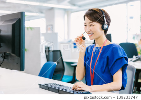 呼叫中心接聽電話的女接線生 呼叫中心接聽電話的女接線生 139233747