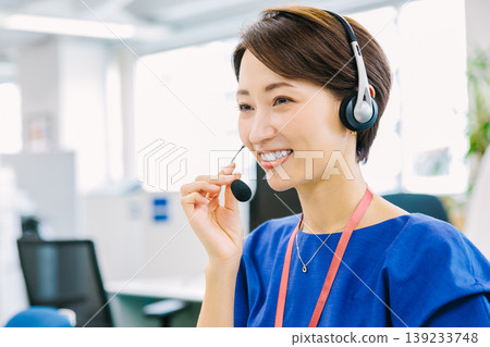 呼叫中心接聽電話的女接線生 呼叫中心接聽電話的女接線生 139233748