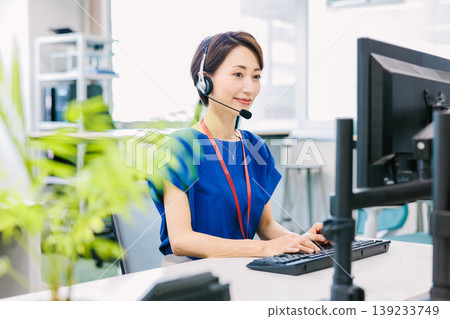 呼叫中心接聽電話的女接線生 呼叫中心接聽電話的女接線生 139233749