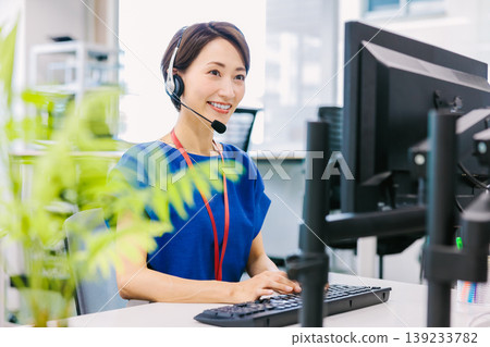 呼叫中心接聽電話的女接線生 呼叫中心接聽電話的女接線生 139233782
