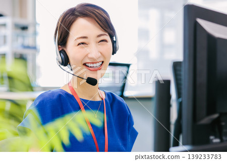 呼叫中心接聽電話的女接線生 呼叫中心接聽電話的女接線生 139233783