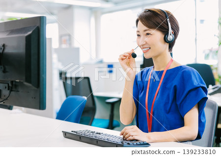 呼叫中心接聽電話的女接線生 139233810