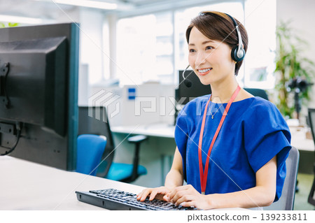 呼叫中心接聽電話的女接線生 呼叫中心接聽電話的女接線生 139233811