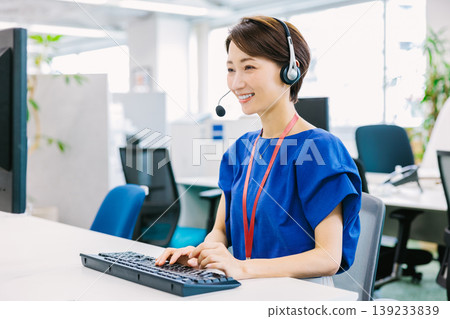 呼叫中心接聽電話的女接線生 139233839