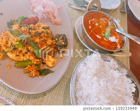 A luxurious lunch to enjoy at a resort in Kerala, South India. A set meal of rich butter chicken curry and fragrant biryani. A luxurious lunch to enjoy at a resort in Kerala, South India. A set meal of rich butter chicken curry and fragrant biryani. 139233949