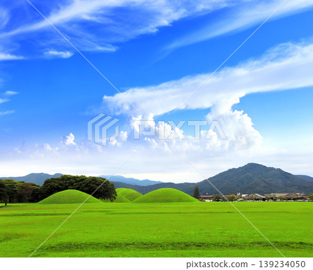 Famous royal tombs in Cheonmachong park. Landmark of Gyeongju - burial mounds at Tumuli Park, Gyeongsangbuk-do, Republic of Korea. Grave hill for king of Silla Kingdom, Gyeongju, South Korea 139234050
