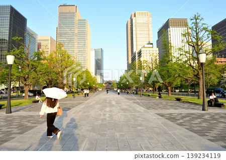 傍晚時分，一位女子正沿著東京車站附近的魚行道街走。 139234119