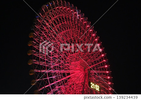 摩天輪的燈光在夜空中格外醒目,展現出其複雜的桁架結構。 摩天輪的燈光在夜空中格外醒目,展現出其複雜的桁架結構。 139234439