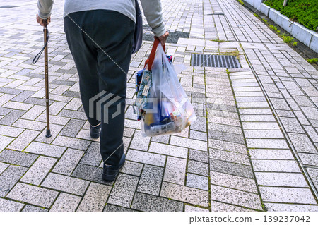 日本橫濱:崎嶇不平的城市景觀…堅硬的人行道會傷害膝蓋?高齡化社會……拄著拐杖的老婦人……容易導致跌倒的危險人行道。 日本橫濱:崎嶇不平的城市景觀…堅硬的人行道會傷害膝蓋?高齡化社會……拄著拐杖的老婦人……容易導致跌倒的危險人行道。 139237042
