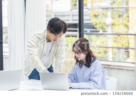 Men and women meeting in the office Men and women meeting in the office 139238088