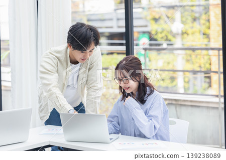 Men and women meeting in the office 139238089