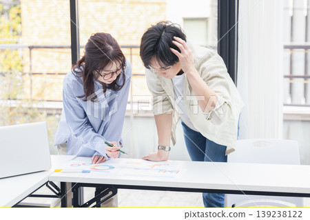 正在開會的商務人士 139238122