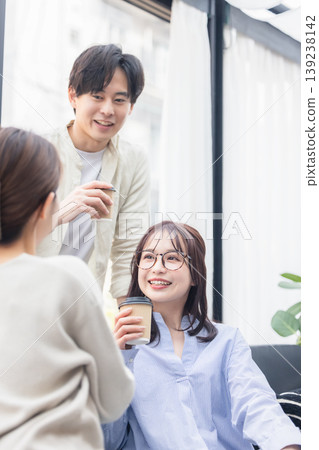 商務人士一邊喝咖啡一邊開會 139238142