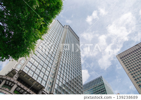 看摩天大樓的辦公室鎮的風景 139238689