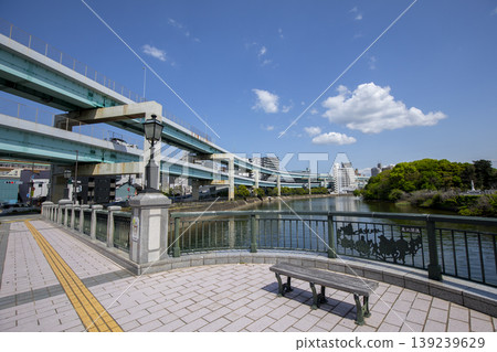 福岡市三笠川上的石戶橋和福岡都會高速公路的景色。 福岡市三笠川上的石戶橋和福岡都會高速公路的景色。 139239629