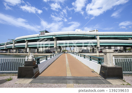 福岡市跨越三笠川的惠比壽大橋和福岡都會高速公路 福岡市跨越三笠川的惠比壽大橋和福岡都會高速公路 139239633