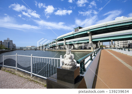 福岡市跨越三笠川的惠比壽大橋和福岡都會高速公路 福岡市跨越三笠川的惠比壽大橋和福岡都會高速公路 139239634