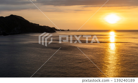 青島附近,夕陽沉入大海,金色的海面波光粼粼。 青島附近,夕陽沉入大海,金色的海面波光粼粼。 139240189