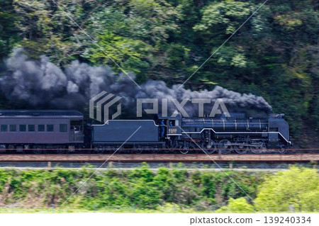 一輛蒸汽機車牽引著一列客運列車——D51型 一輛蒸汽機車牽引著一列客運列車——D51型 139240334